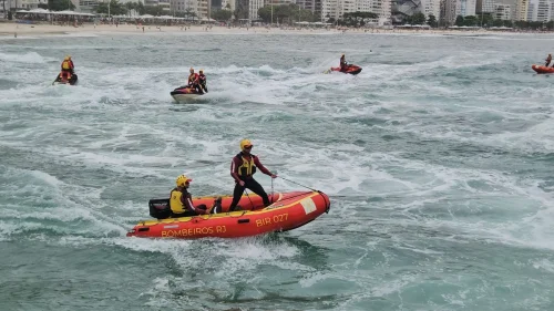 Ressaca no Rio alerta para risco de afogamentos durante mergulhos noturnos no réveillon
