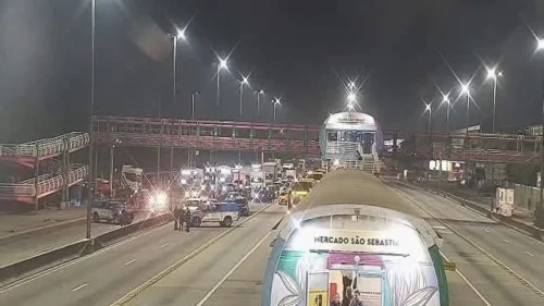 Operação no Complexo do Israel interdita Avenida Brasil e paralisa trens no Rio