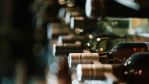Inteligência Artificial identifica fraudes em rótulos de garrafas de vinho com 98% de precisão