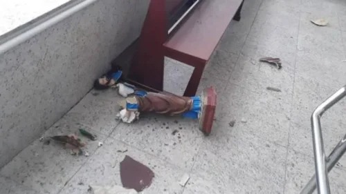 Mulher invade igreja católica em Vitória, quebra imagens e lança Bíblia no chão