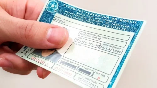 Contran aprova fim da carga horária obrigatória em autoescolas para CNH