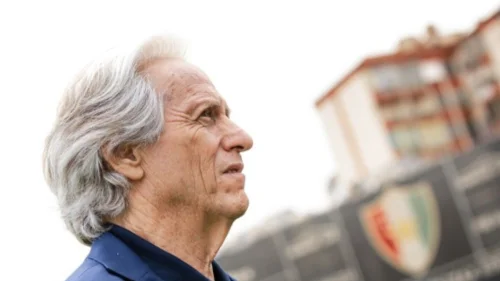 Jorge Jesus visita clube onde iniciou carreira e é sócio em Portugal
