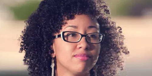 Ex-funcionária da Amazon busca emprego em empresas menores após terceira demissão