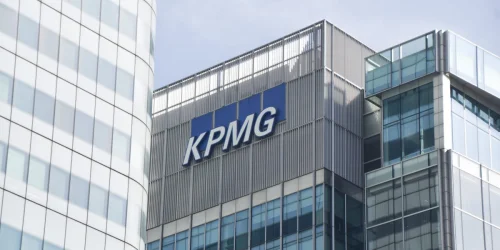 Sócios da KPMG no Reino Unido receberam £880 mil cada em 2025, superando EY e PwC