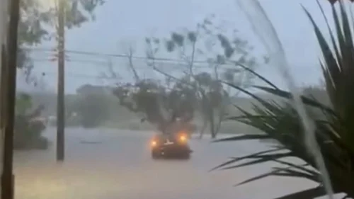 Mulher morre após carro ser arrastado por enxurrada em temporal em Hortolândia