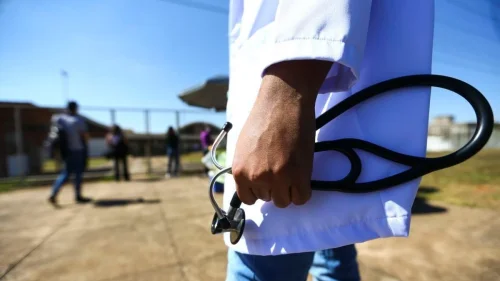 DF tem menor rotatividade de médicos na Atenção Primária, mas falha em meta vacinal
