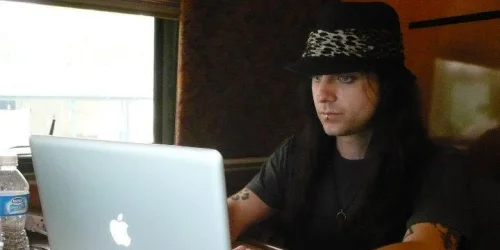 Executivo de marketing equilibra carreira corporativa com turnês de heavy metal