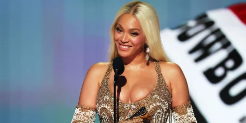 Taylor Swift faz história como primeira artista a vencer Álbum do Ano quatro vezes no Grammy