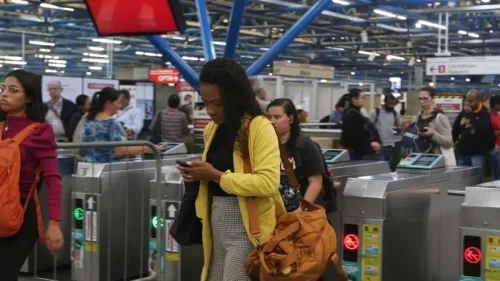 Metrô de SP libera pagamento por aproximação em catracas de duas linhas