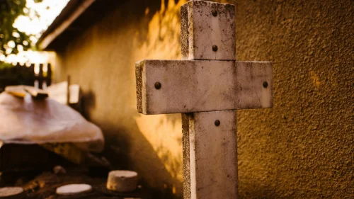 Mulher dada como morta é encontrada viva no caixão antes da cremação