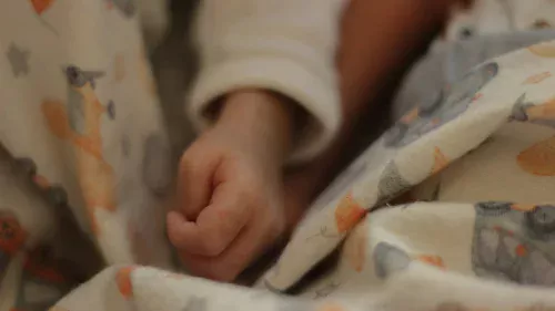 Bebê de um mês é deixado sozinho após briga dos pais no Carnaval de Salvador