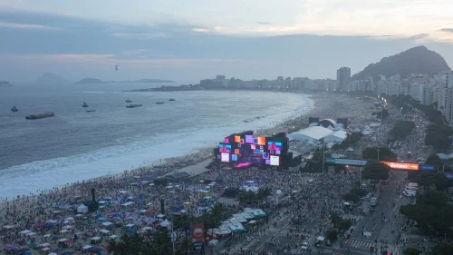Réveillon 2025: Brasil e mundo celebram passagem para 2026 com festas e shows