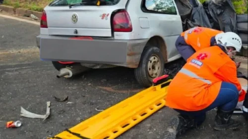 Acidente entre carro e caminhão deixa quatro mortos na BR-381 em Minas