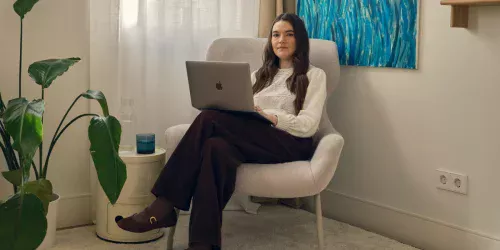 Fundadora substitui funcionários por ferramentas de IA de US$ 20 mensais em negócio