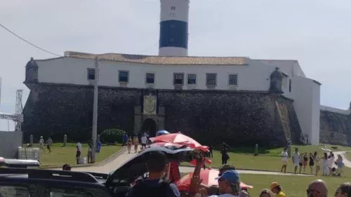 Dois homens são presos por extorquir turistas no Farol da Barra, em Salvador