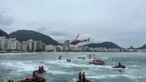 Adolescente desaparece no mar de Copacabana em dia de ressaca e alerta vermelho