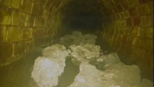 Bloco de gordura de 100 toneladas obstrui esgoto em Londres e gera alerta