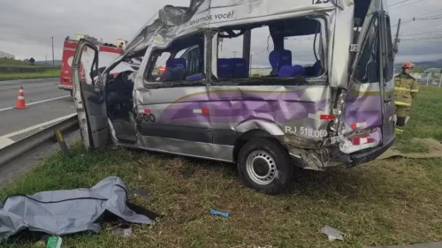 Van é arremessada após batida na Dutra e um jovem morre no RJ