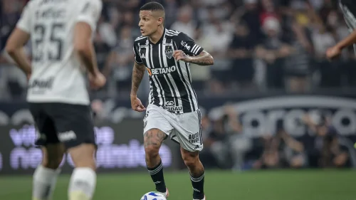 Jogador do Atlético-MG tem casa invadida durante viagem com a família aos EUA
