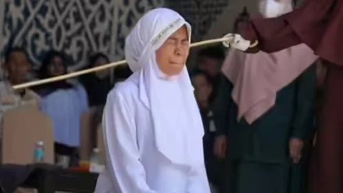 Casal recebe 140 chibatadas por sexo fora do casamento na Indonésia