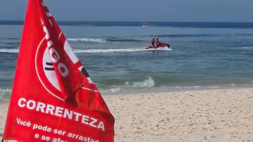 Ressaca no Rio causa 824 resgates no réveillon e adolescente segue desaparecido