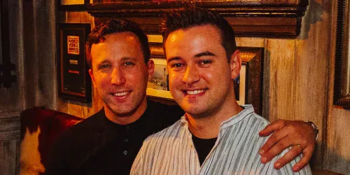 Casais criam IA que liga para postos para rastrear preço da gasolina nos EUA