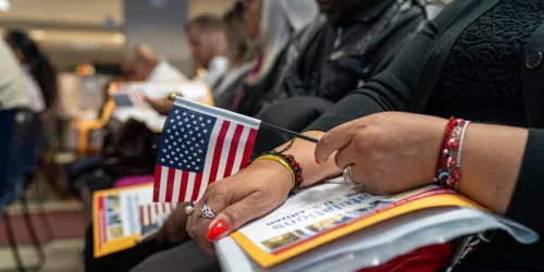 Novo aviso do USCIS sobre green cards gera pânico em feriado nos EUA; entenda o que muda