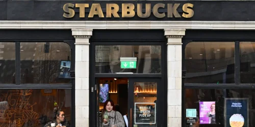 Starbucks inicia nova fase de revitalização com foco em experiência e eficiência operacional