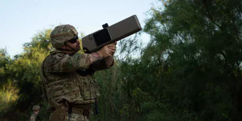 Cartéis usam drones contra soldados dos EUA na fronteira; Exército testa defesas inéditas