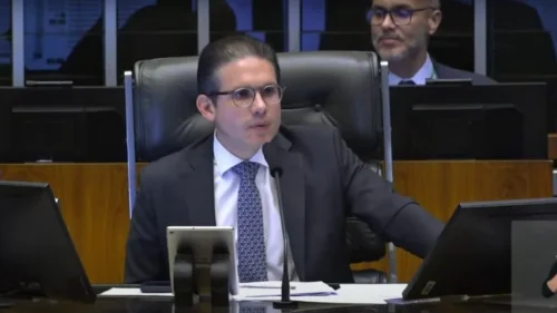 Câmara aprova urgência para projeto que suspende aumento do IOF