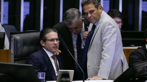Congresso derruba aumento do IOF com ampla maioria e provoca crise institucional