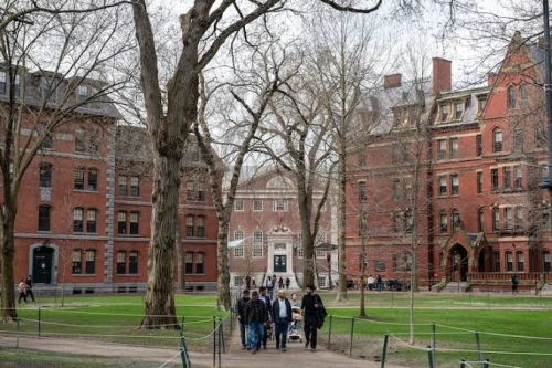 Harvard desafia ordem de Trump e mantém matrículas de estrangeiros apesar de sanções