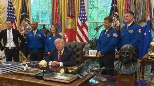 Trump zomba do tamanho das orelhas do diretor da Nasa ao vivo: "Belas orelhas"