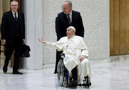 Papa Francisco Sofre Queda e Machuca Braço Direito no Vaticano