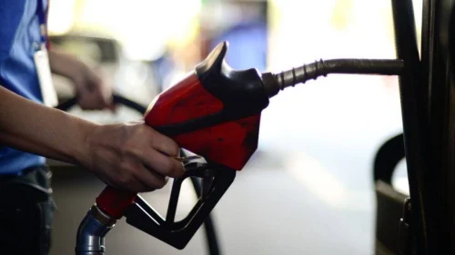 Petrobras reduz preço da gasolina em 5,6% para distribuidoras a partir de amanhã