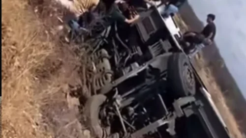 Ônibus universitário tomba dentro de campus da Univasf e deixa estudantes feridos