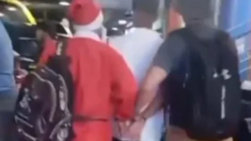 Policial disfarçado de Papai Noel prende foragido em rodoviária de Porto Alegre