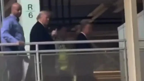 Trump xinga e mostra dedo do meio a funcionário em visita a fábrica da Ford