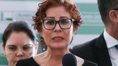 STF forma maioria para manter condenação de Carla Zambelli a 10 anos de prisão