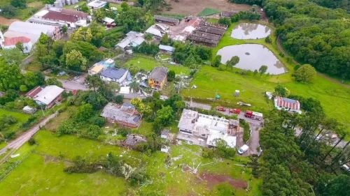 Tornado atinge Farroupilha e causa destruição na Serra Gaúcha
