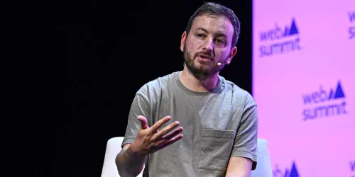 Checkr implementa "vibe coding" e treina funcionários não-técnicos para criar com IA