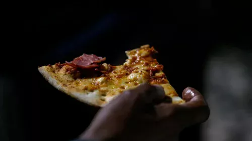 Laudo confirma bactérias em pizza após surto com 114 casos e 1 morte na Paraíba