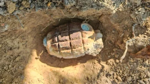 Granada britânica da Segunda Guerra é encontrada intacta em parque de Hong Kong