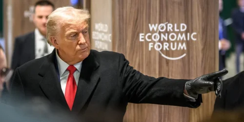 Trump encerra discurso em Davos com foco em economia e cancela tarifas à Europa
