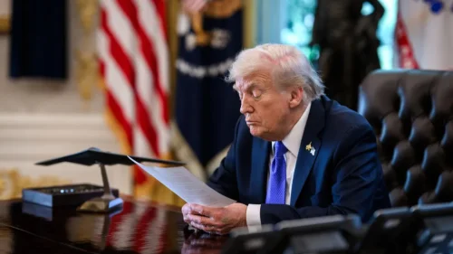 Trump volta a ameaçar anexar Groenlândia e critica Dinamarca por 'falha'