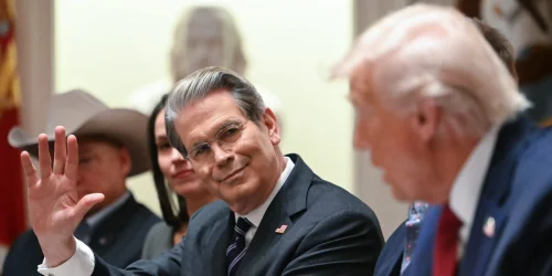 Secretário do Tesouro dos EUA critica atrasos de contratantes de defesa em fórum