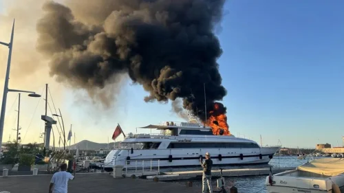 Iate de luxo avaliado em R$ 650 milhões pega fogo e explode em Saint Tropez
