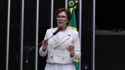 Carla Zambelli deixa o Brasil após condenação e rompe com Bolsonaro