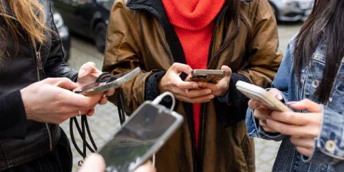 Gigantes da tecnologia apostam em dispositivos sem tela para combater dependência de smartphones