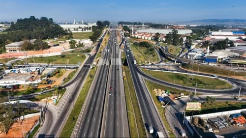 Trechos da Via Dutra são interditados por risco de inundação do Rio Água Branca